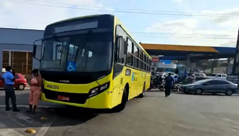 Acidente entre moto e ônibus fere duas pessoas na Avenida dos Africanos em SL