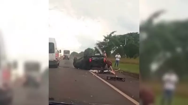 Acidente grave na Rodovia João Mellão: carro capota após colidir com árvore em Avaré