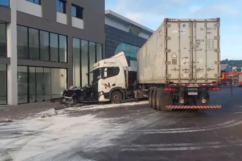 Acidente Grave no Paraná: Viatura Policial Colide com Carreta e é Arrastada em Rodovia