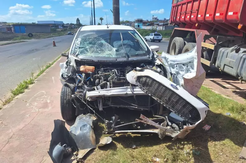 Acidente lateral entre carro e caminhão fere motorista em Nossa Senhora do Socorro