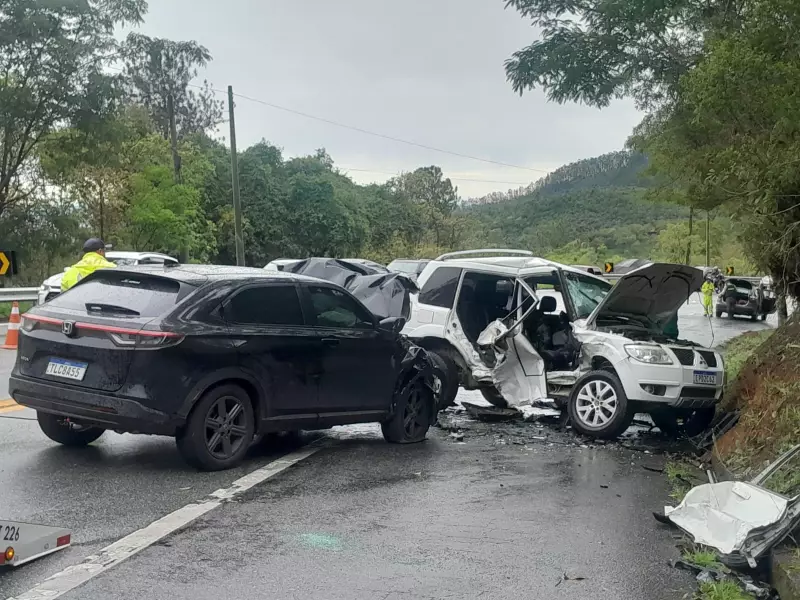 Acidente na SP-123 deixa 3 feridos em Pindamonhangaba
