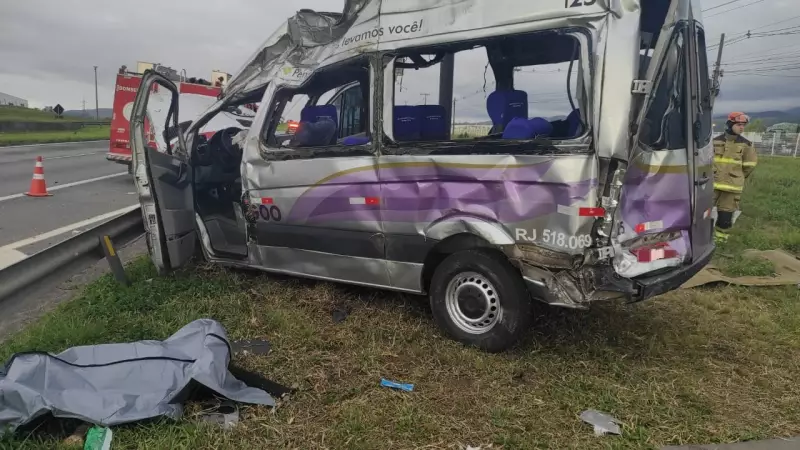 Acidente na Via Dutra: 1 morto e 10 feridos em colisão entre van e caminhão
