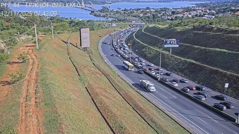 Acidente próximo à Ponte JK deixa homem gravemente ferido e causa lentidão