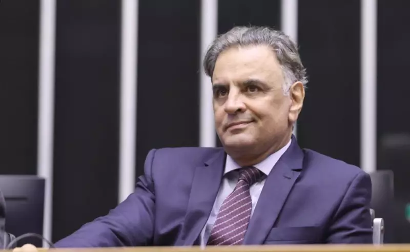 Aécio Neves assume presidência do PSDB mirando eleitor de centro em 2026