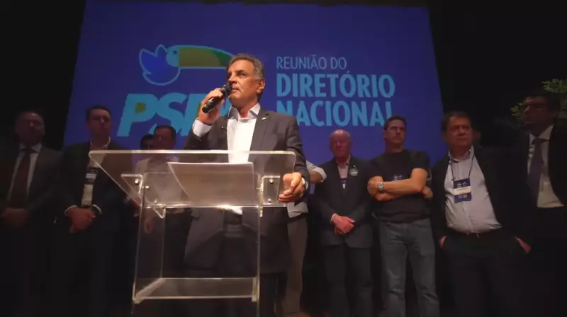 Aécio Neves assume PSDB com discurso de centro e críticas ao PT