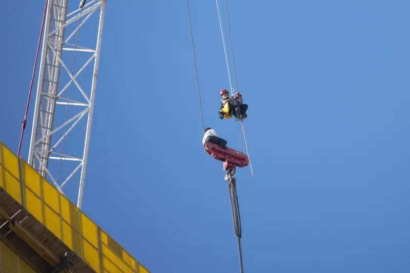 Adolescente fica 7 horas preso em guindaste a 36 andares em Jerusalém