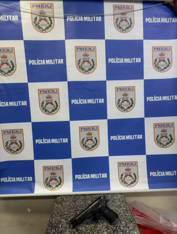 Adolescentes são detidos com réplica de arma por suspeita de roubo de celular em Barra Mansa