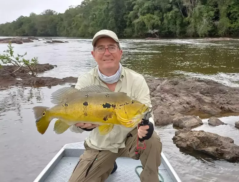 Aos 67 anos, aposentado une pesca, fotografia e ilustração científica