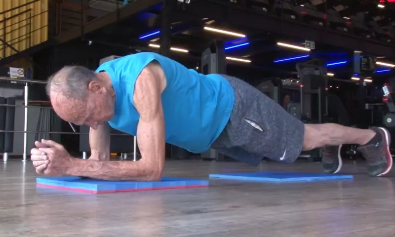 Aos 79 anos, idoso bate recorde com 1h01min de prancha na academia
