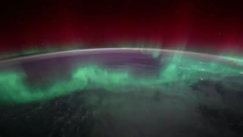 Astronauta da NASA registra aurora boreal intensa da Estação Espacial