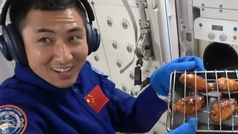 Astronautas Chineses Cozinham Asinha de Frango na Estação Espacial Tiangong | Experimento Culinário no Espaço