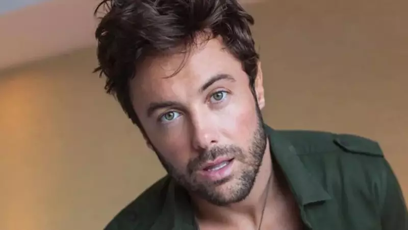 Ator Kayky Brito sofre novo acidente de bicicleta em buraco no Rio