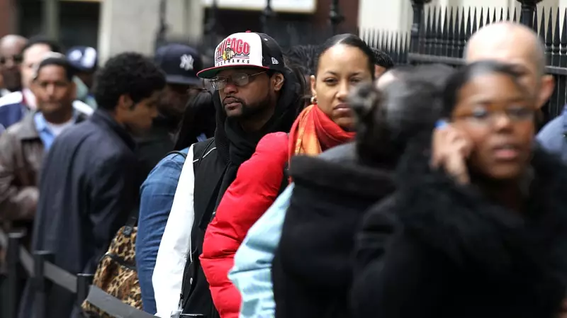 Auxílio-desemprego nos EUA cai para 216 mil: mercado de trabalho resiliente