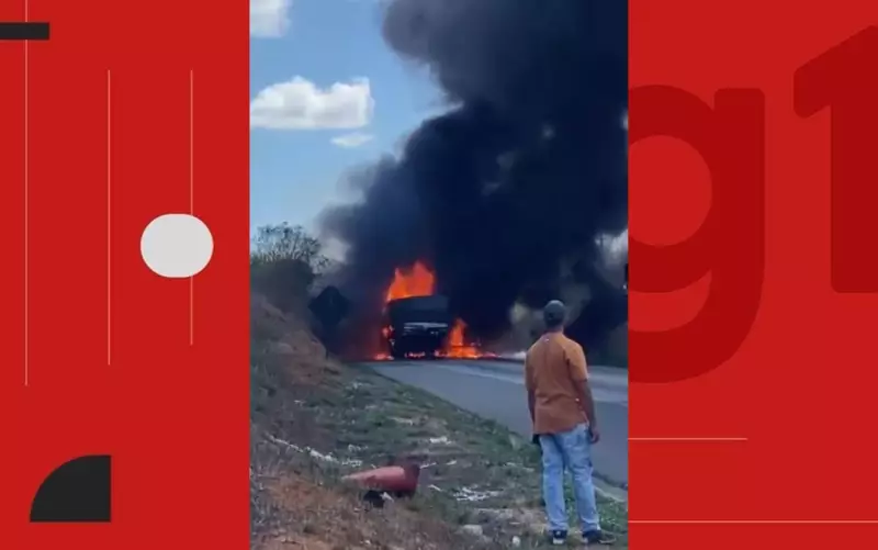 BAHIA: Colisão entre carretas provoca incêndio de grandes proporções na BR-101