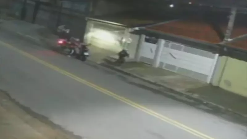 Bandidos roubam moto e perseguem vítima para pegar capacete em Várzea Paulista; veja o vídeo