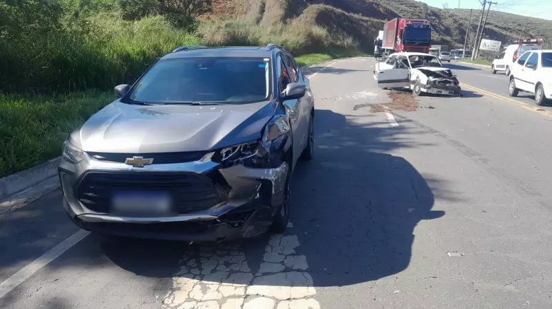 Batida com 4 Carros na Rodovia dos Metalúrgicos: 6 Feridos em Volta Redonda