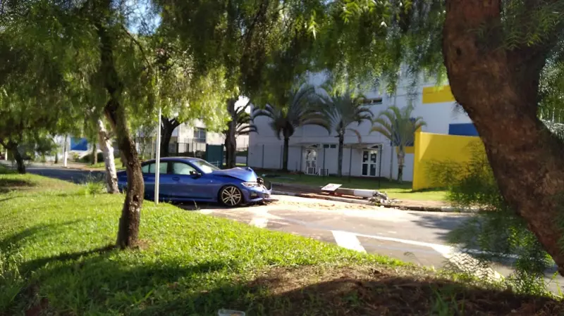 BMW derruba poste em batida de trânsito e causa transtornos em Campinas