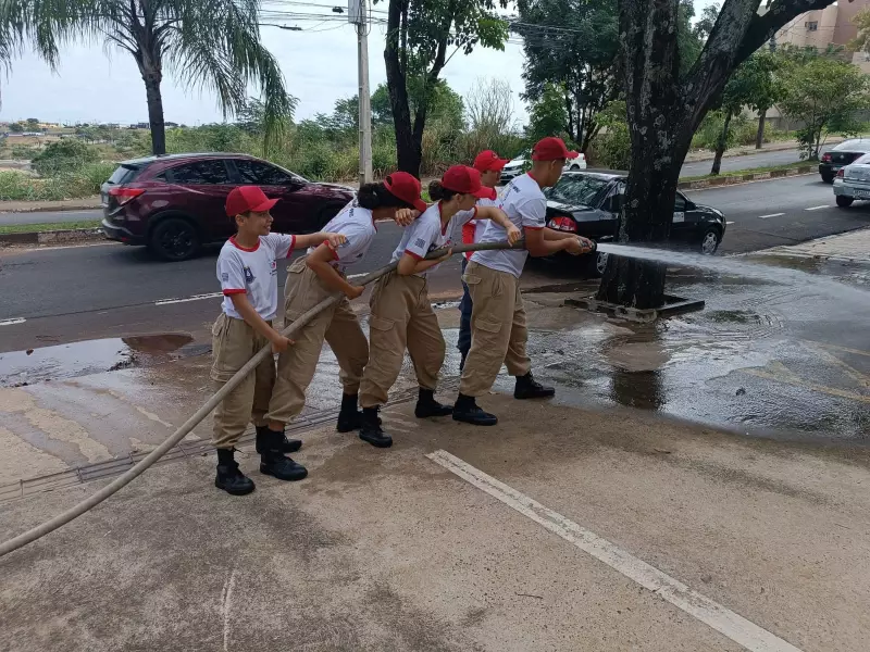 Bombeiros Mirins: Jovens do Interior de SP Viram Exemplos de Cidadania com Projeto que Ensina Primeiros Socorros