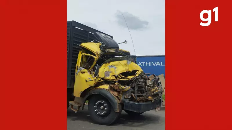 BR-163 tem engavetamento após acidente com três caminhões em Mato Grosso