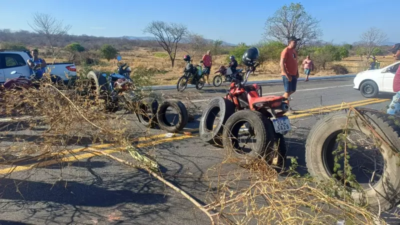BR-230 interditada em Cajazeiras durante protesto por transposição