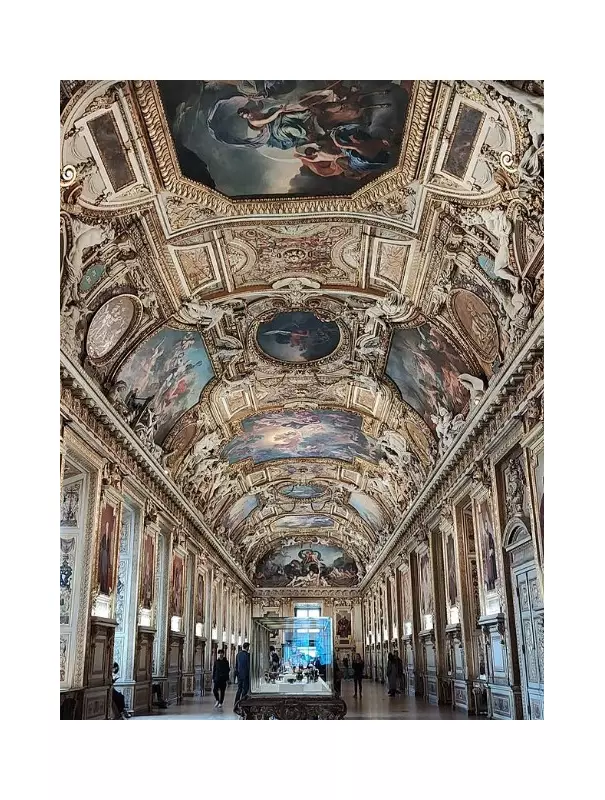 Brasileira flagra estrondo durante roubo de joias no Louvre e retorna para cena vazia e com pouca segurança