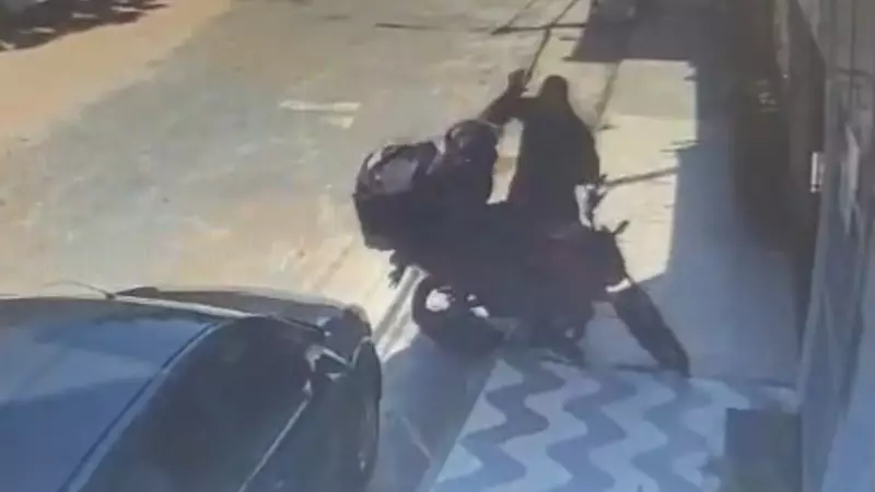 Buzina vira gatilho para violência: entregador é agredido em via movimentada de Fortaleza; assista ao vídeo