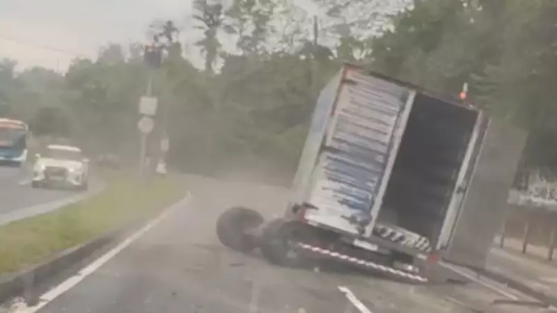 Caminhão causa acidente grave na Zona Oeste do Rio durante ultrapassagem