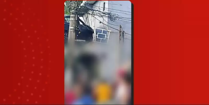 Caminhão cegonha atinge casa e interdita trânsito em Manaus