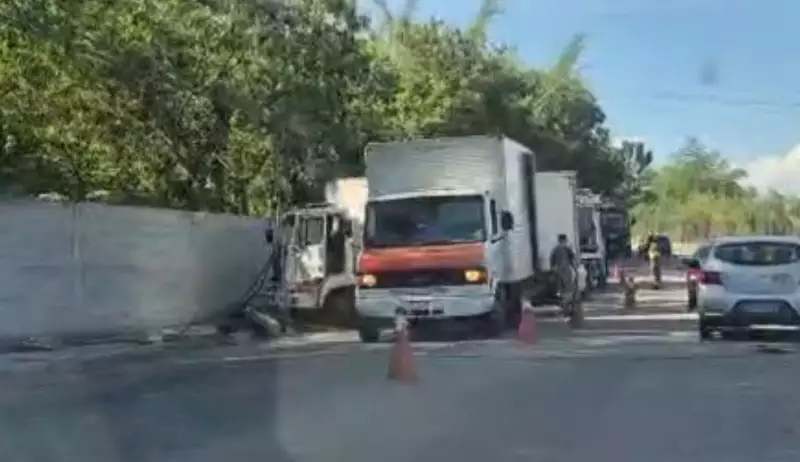 Caminhão colide com poste e causa transtornos em São José dos Campos
