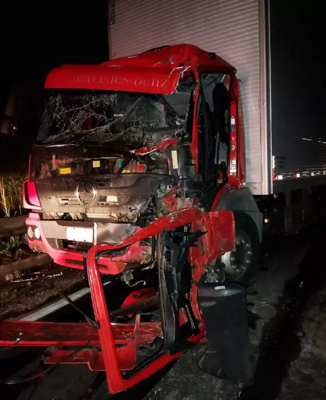 Caminhão com 5 Toneladas de Fogos Explode em Colisão na BR-040: Motorista Fica Preso nas Ferragens