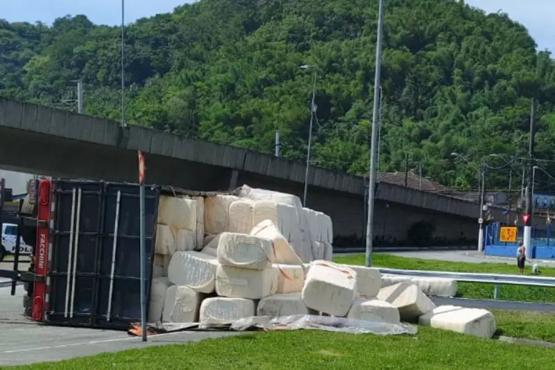 Caminhão com algodão tomba em Santos e deixa motorista ferido