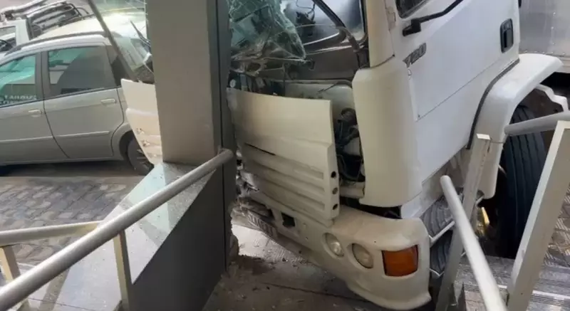 Caminhão descontrolado invade calçada e destrói loja em Divinópolis; vídeo impressionante