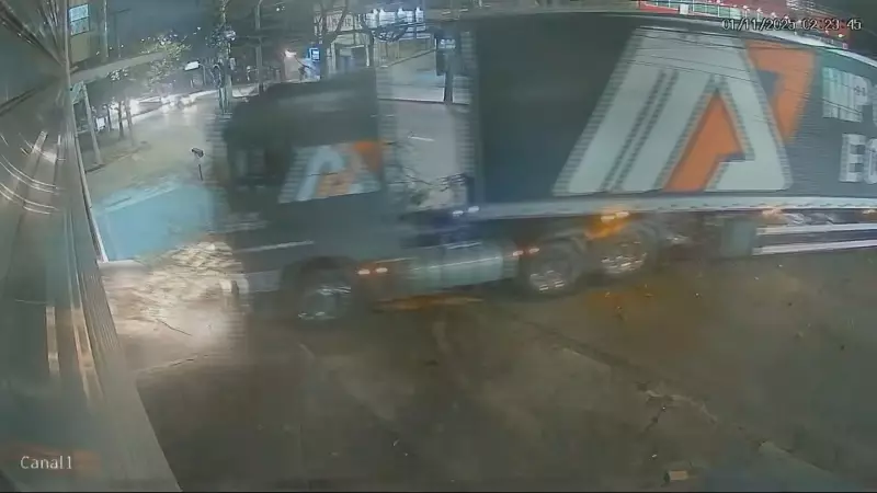 Caminhão desgovernado causa caos e assusta moradores em BH; câmera flagra acidente assustador