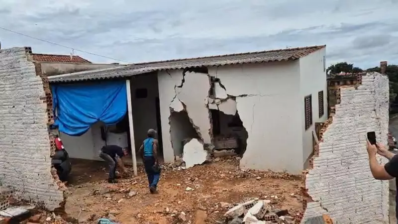 Caminhão desgovernado invade casa em Franca após descer ladeira em alta velocidade; veja o vídeo