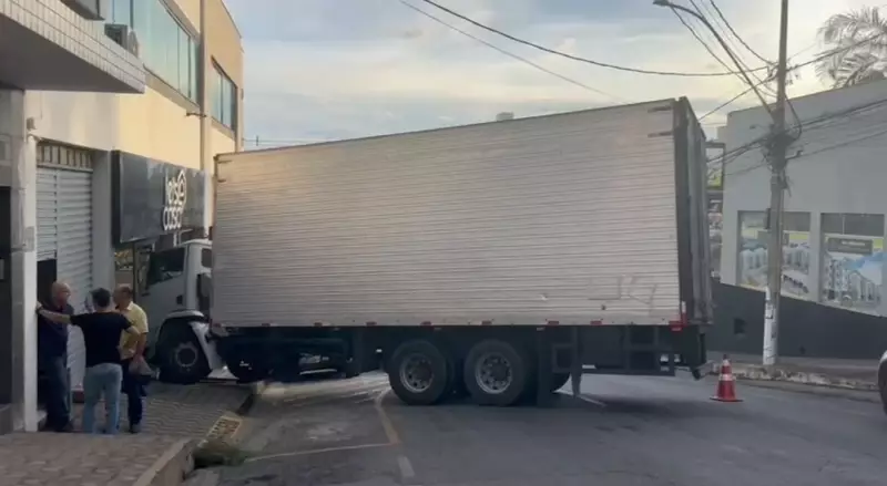 Caminhão desgovernado invade loja de móveis em Divinópolis e causa destruição