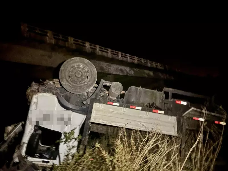 Caminhão despenca de ponte na BR-407 e deixa dois feridos no Piauí