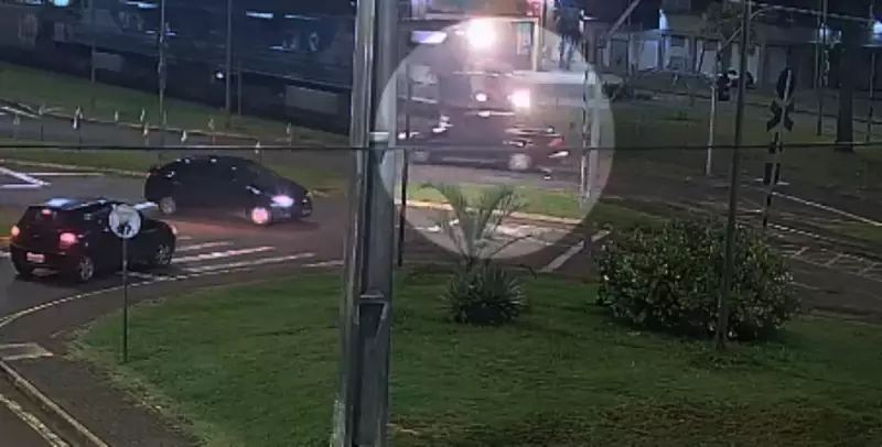 Caminhonete é atingida por trem ao tentar cruzar linha férrea em Arapongas