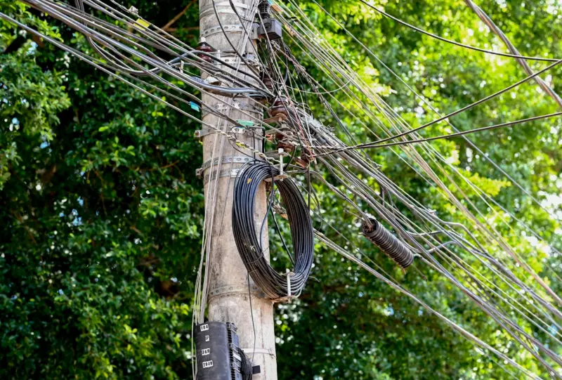 Campo Grande inicia operação noturna para retirar cabos clandestinos