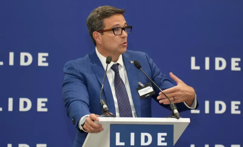 Campos Neto elogia Galípolo no BC e alerta sobre risco global