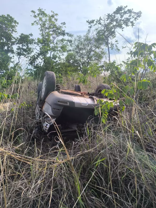 Capotamento na BR-135 fere homem de 27 anos em Augusto de Lima