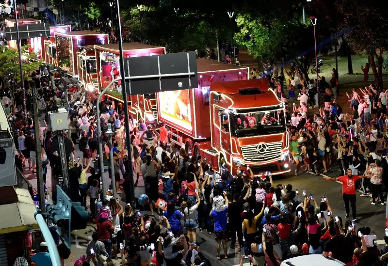 Caravana de Natal da Coca-Cola percorre 17 km em Campinas nesta quarta