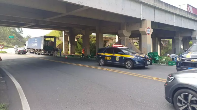 Carga de cerveja cai de carreta na Via Dutra e interdita faixa