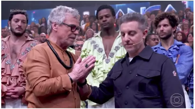 Carlinhos de Jesus chora ao voltar a andar após 5 meses de doença