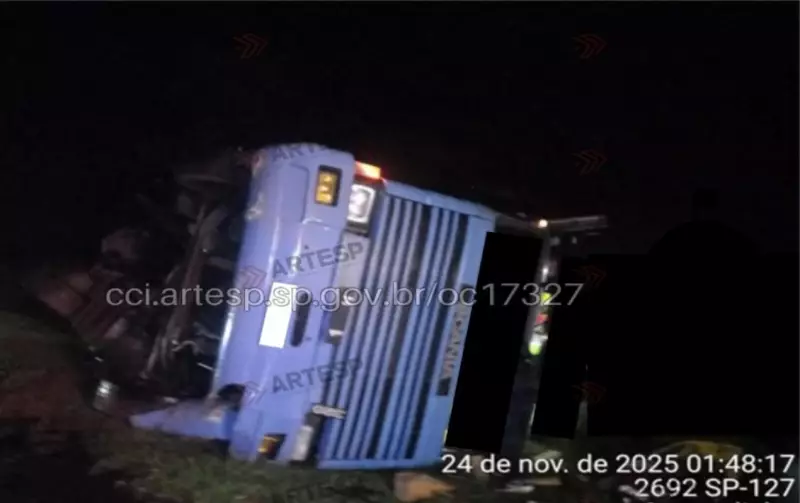 Carreta com 20 toneladas de MDF tomba na SP-127 em Itapetininga