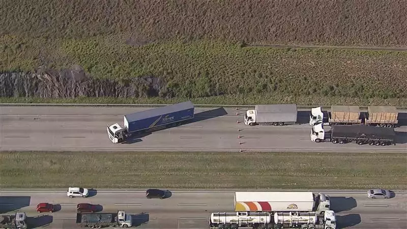 Carreta com explosivos interdita Rodoanel e causa 16 km de congestionamento