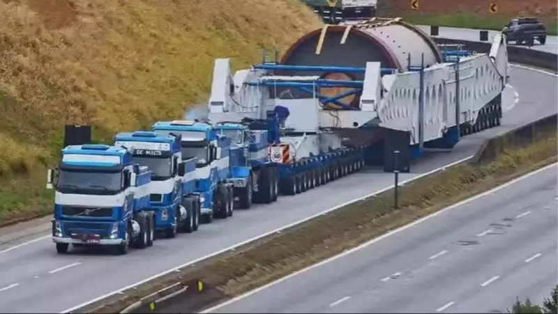 Carreta de 123 metros com 636 toneladas bloqueia BR-262