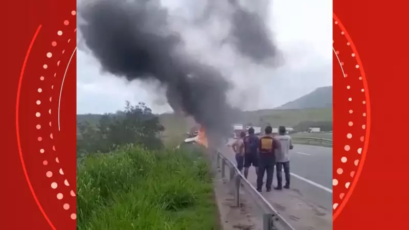 Carreta tomba e pega fogo na BR-101 em Vila Velha
