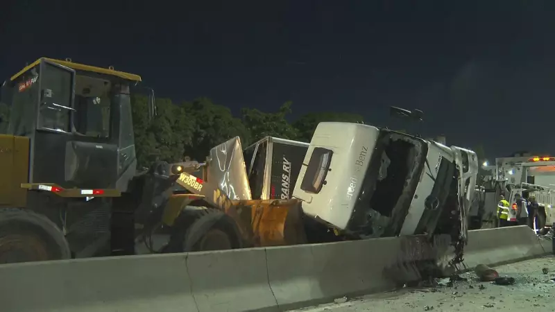 Carreta tomba na Avenida Brasil após motorista ter mal súbito