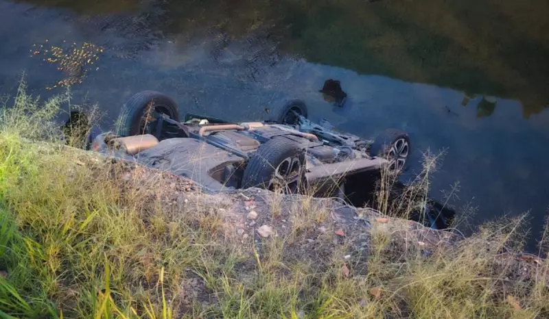 Carro cai em córrego em Vinhedo: 2 feridas e resgate complexo
