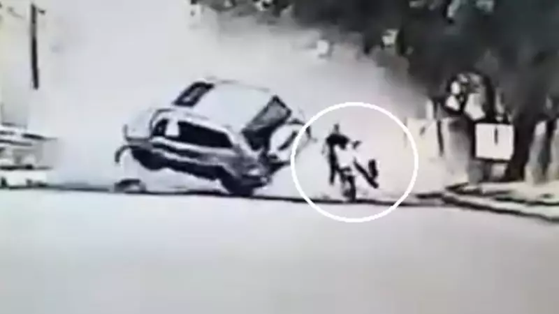 Carro capota 2 vezes e quase atinge motociclista em Juazeiro do Norte